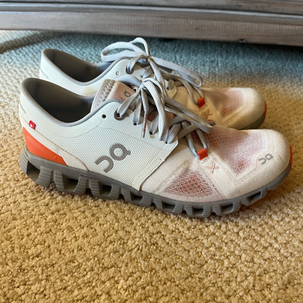 On Running Cloud X sneaker